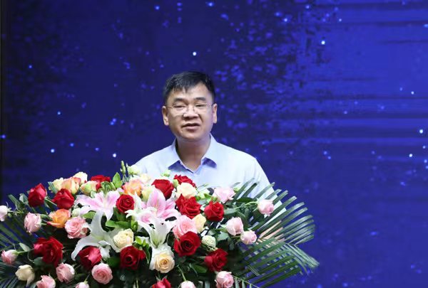 自治区教育厅职业教育与成人教育处处长覃壮才在开幕式上致辞