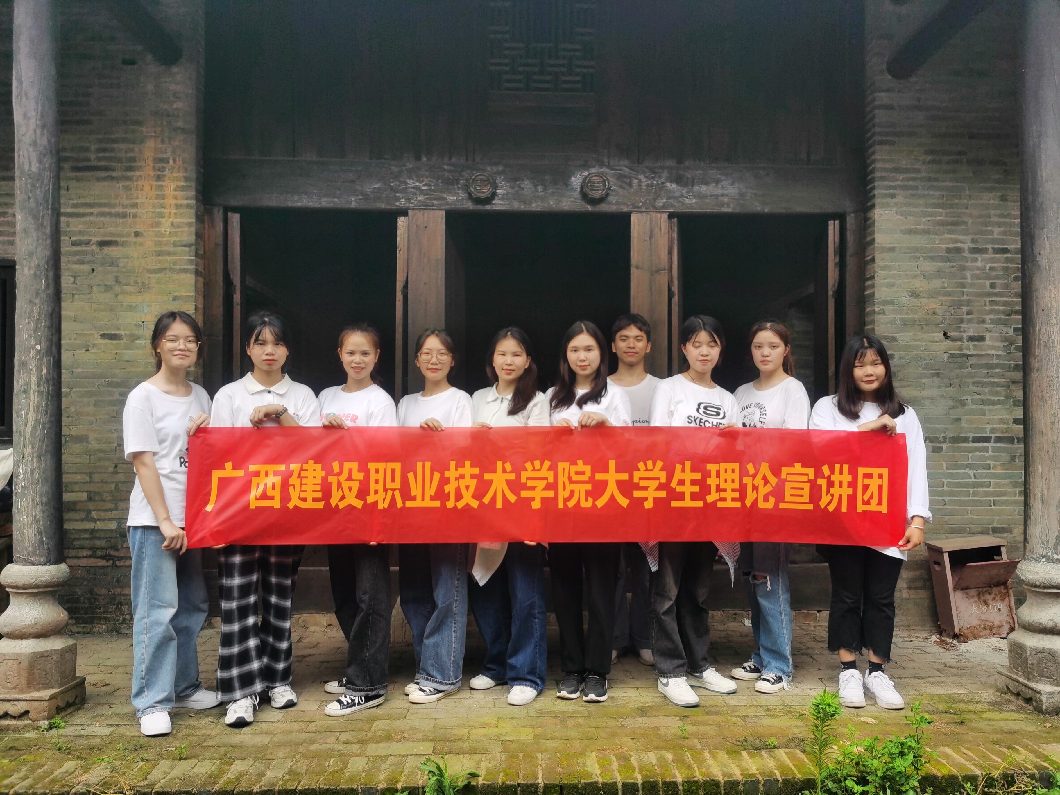 宣讲团成员在古星空体育(中国)官方网站-xingkong sports
前合影