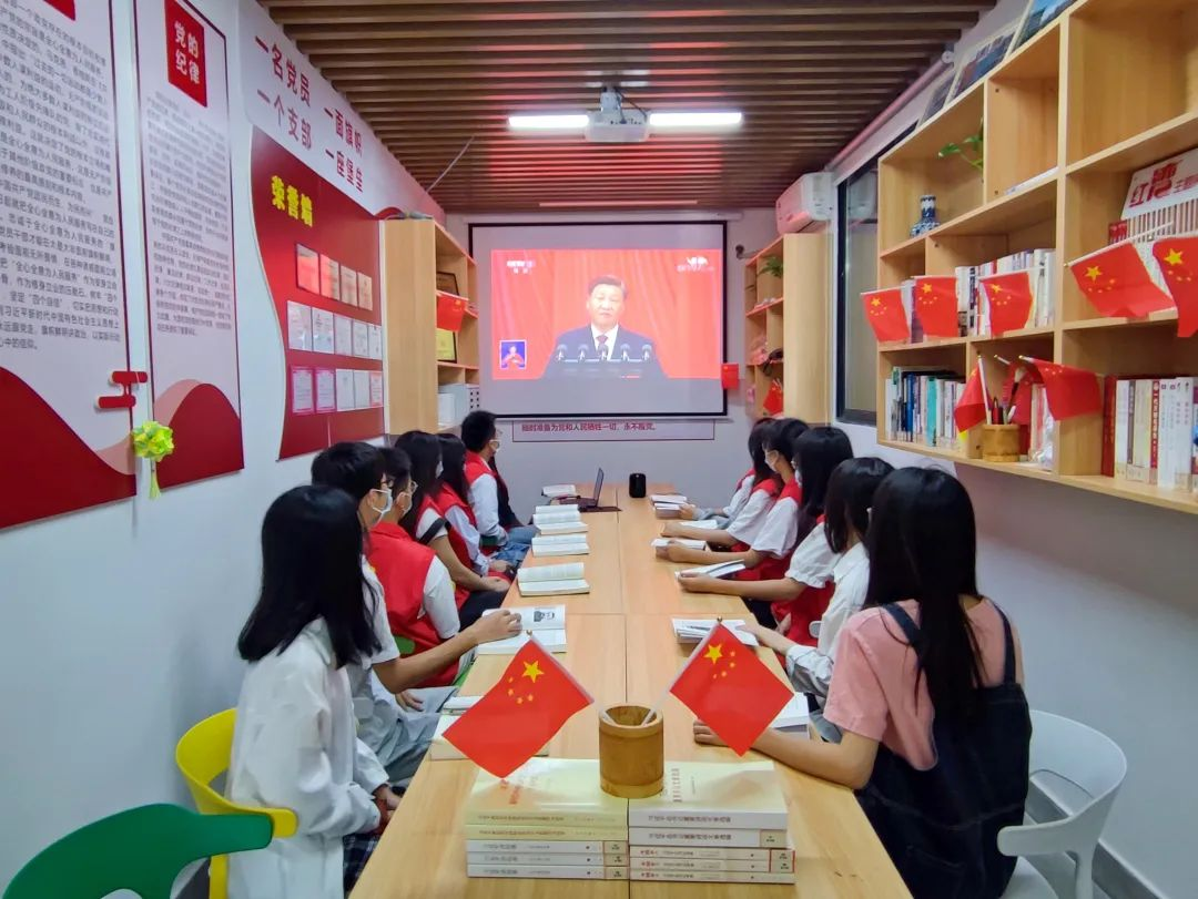 星空体育(中国)官方网站-xingkong sports
与规划学院学生公寓党建工作室观看大会现场