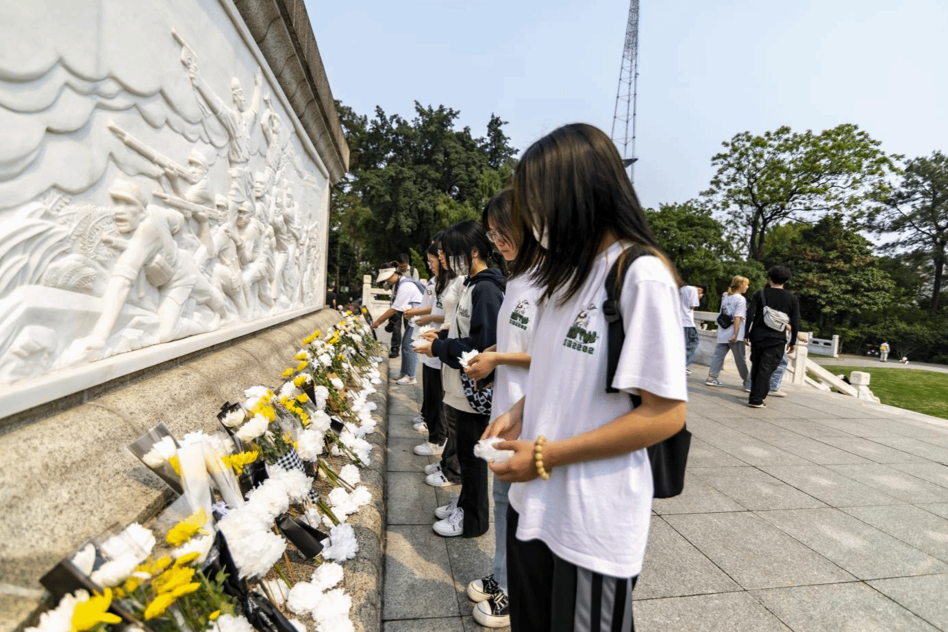 全体学生向革命烈士敬献了小白花