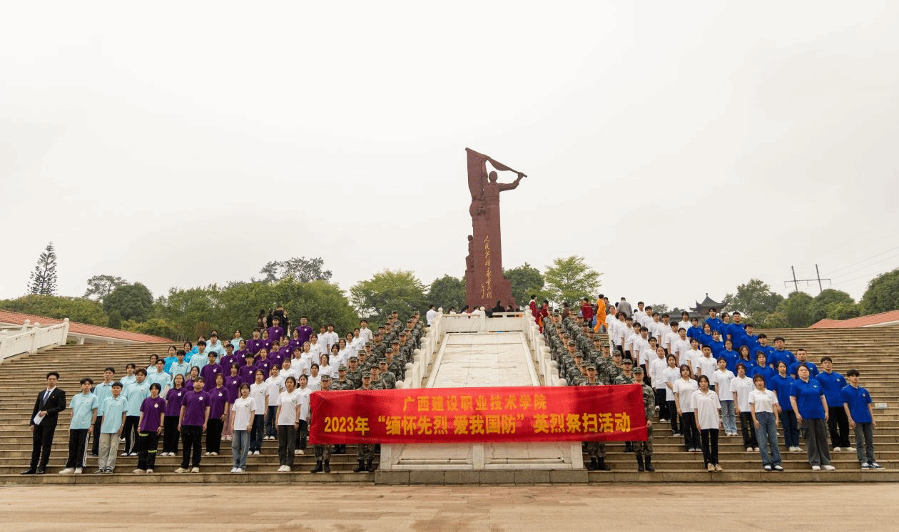 星空体育(中国)官方网站-xingkong sports团员青年代表在公祭广场革命烈士纪念碑前留念