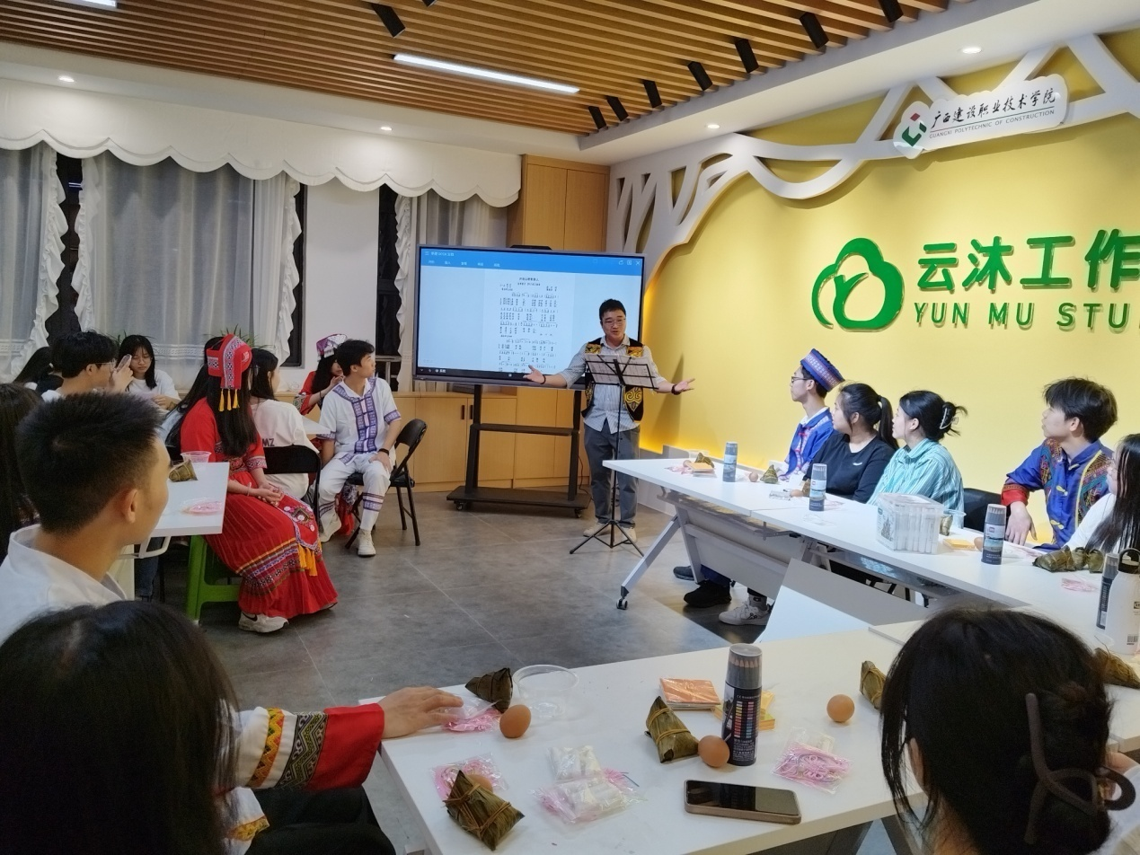 星空体育(中国)官方网站-xingkong sports
与规划学院辅导员田申老师指导并领唱山歌
