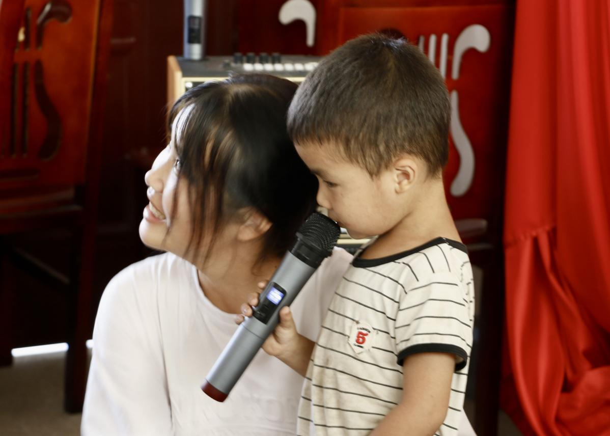 当地小朋友自告奋勇上台唱红歌