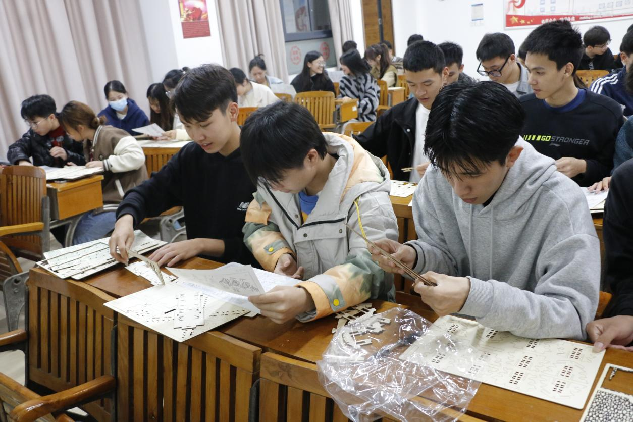 同学们正在搭建侗族木构星空体育(中国)官方网站-xingkong sports
模型