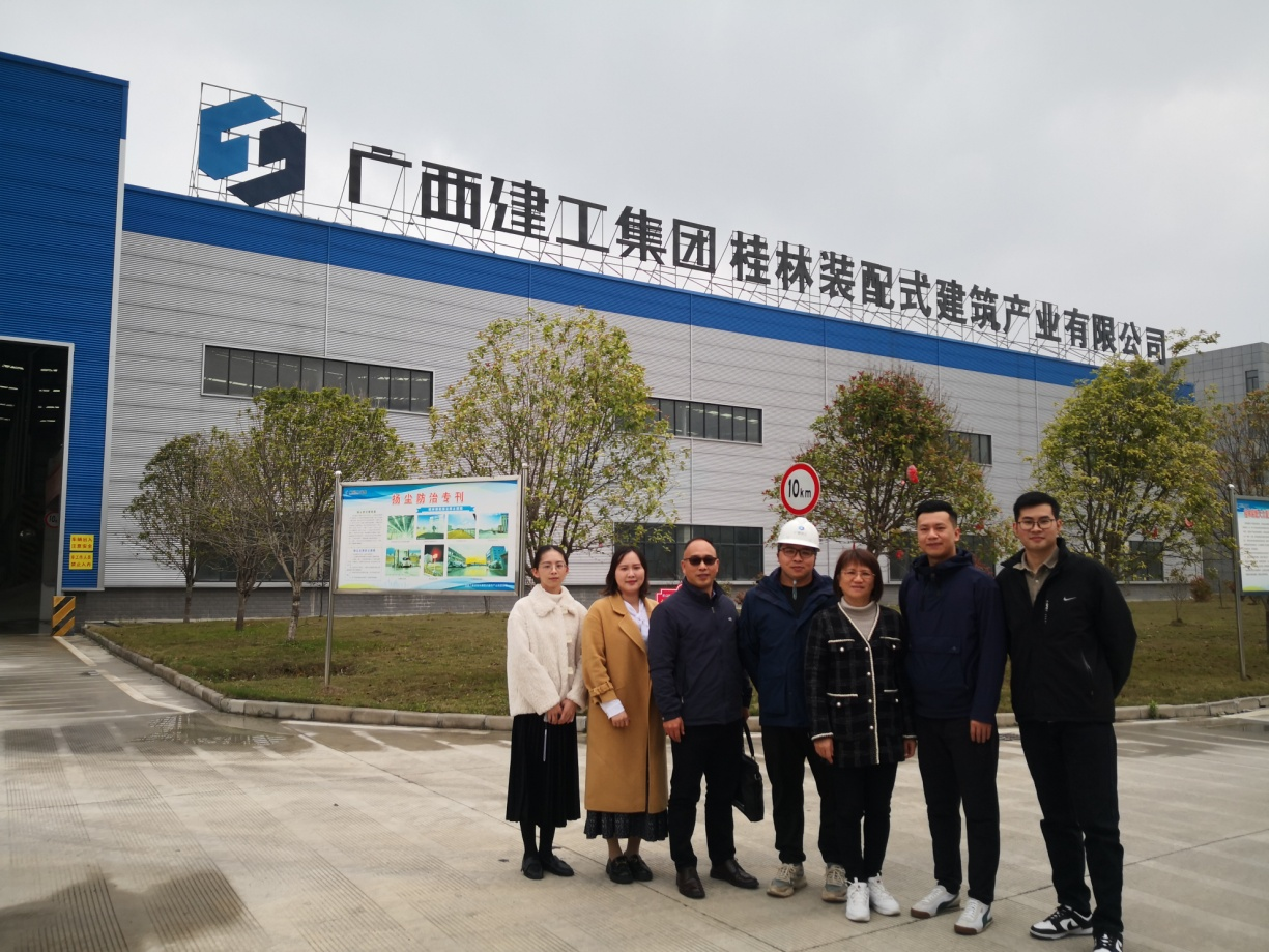 姚琦院长一行走访广西建工集团桂林装配式星空体育(中国)官方网站-xingkong sports
产业有限公司与卢凯等3位校友合影