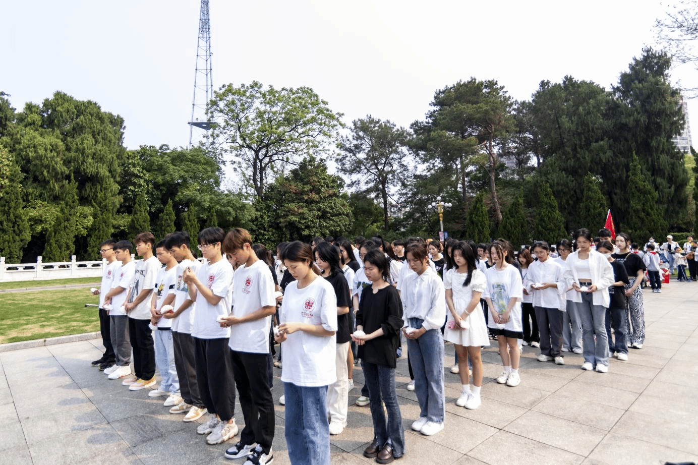 全体学生向为新中国成立英勇牺牲的革命先烈默哀